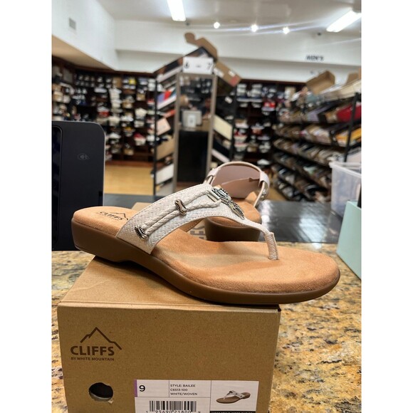 CLIFFS BY WHITE MOUNTAIN Women's Bailee Cushioned Flip Flop Sandal White Size 9M - Picture 1 of 7